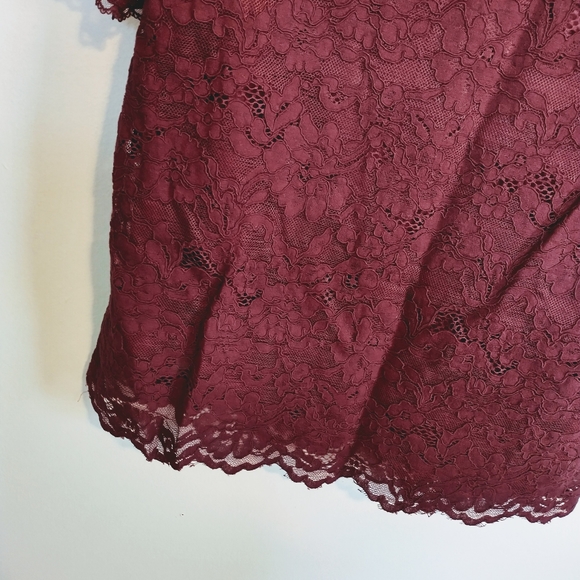 Laundry by Shelli Segal maroon cold shoulder shirt sleeve top lace and lined siz - Picture 4 of 5